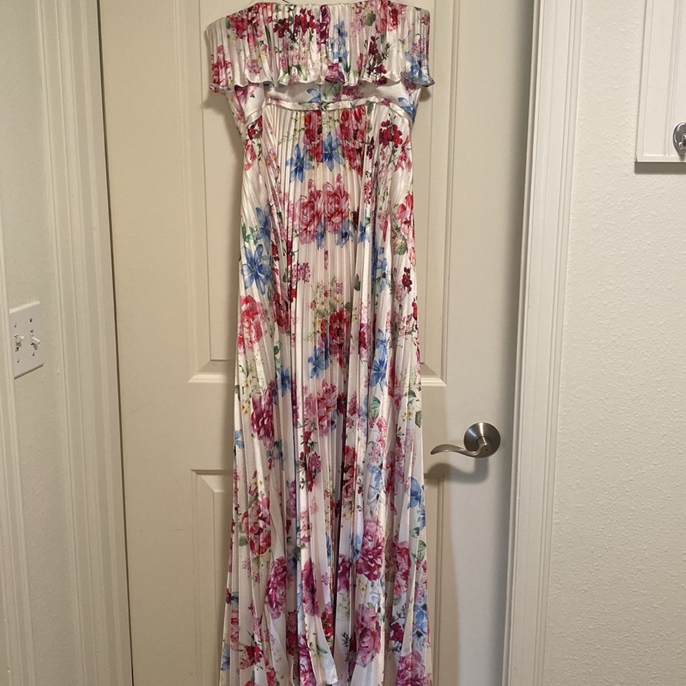 Monique Lhullier, satin “peony dream”strapless ball gown dress. Size 8. - Picture 11 of 14
